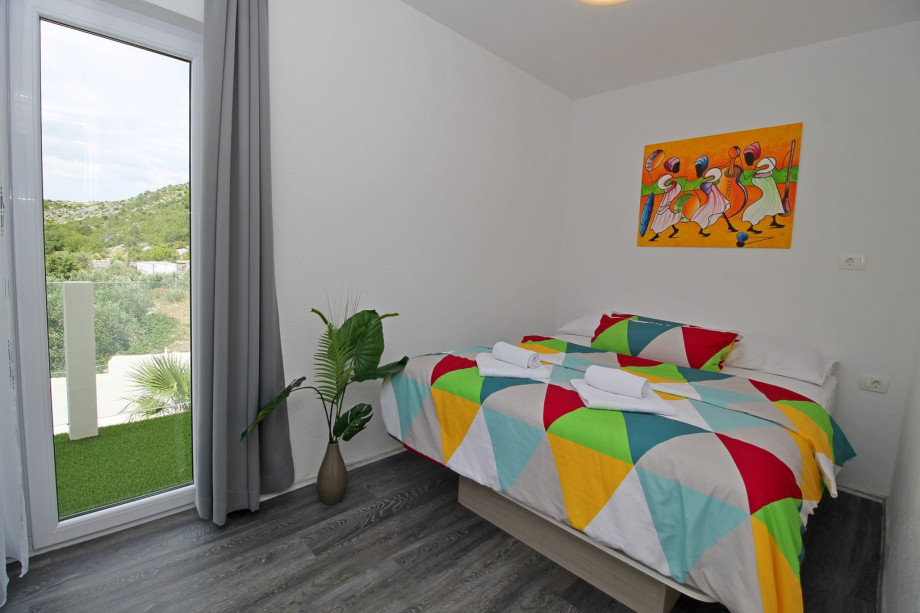 Bedroom No.1 with 160x200 bed, balcony and air conditioning