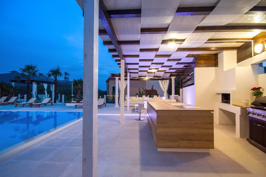 Night view of the outside kitchen right next to the pool