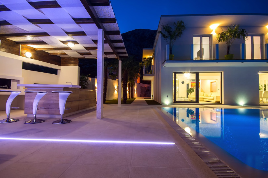 Night view of the outside kitchen right next to the pool