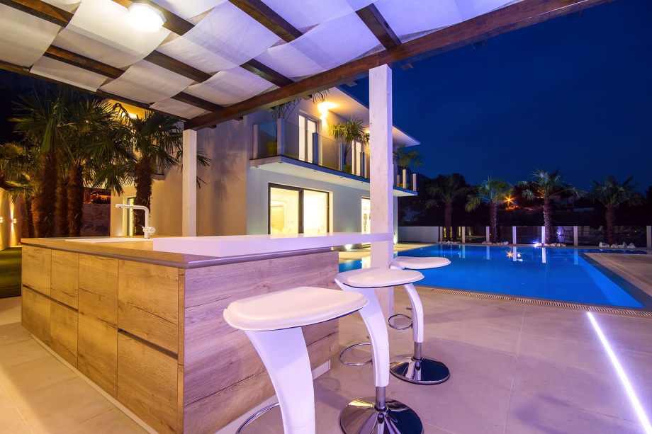 Night view of the outside kitchen right next to the pool