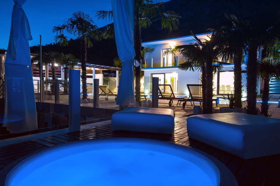 Relaxing lounge area with amazing view and Whirlpool suitable for 4 person