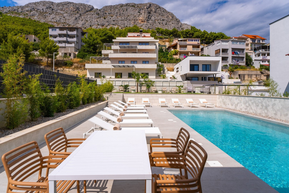 The outdoor area is a true paradise, featuring 18 sun deck chairs on a spacious sun deck, where you can soak up the sun or unwind in the shade with lounge chairs