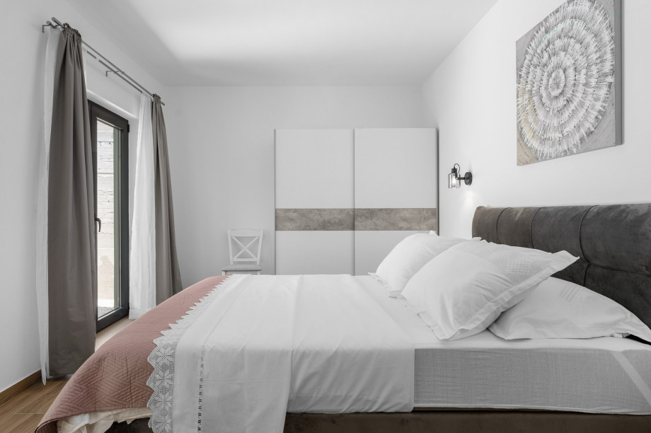 En-suite bedroom NO2 with queen size bed 160m x 200m, A/C