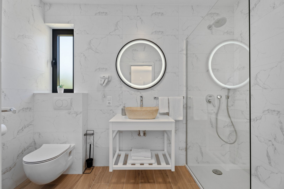 En-suite bathroom with a walk in shower