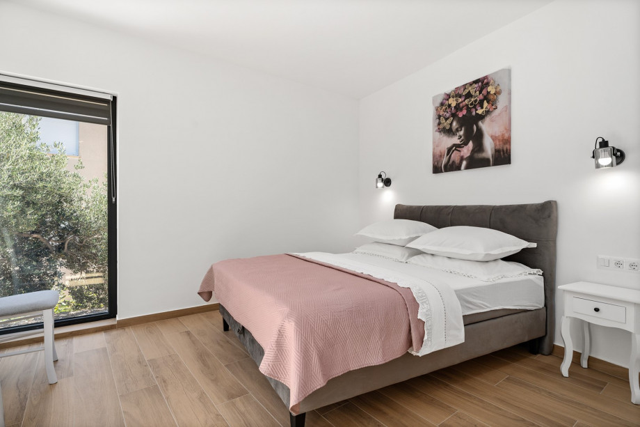 En-suite bedroom NO3 with queen size bed 160m x 200m, A/C