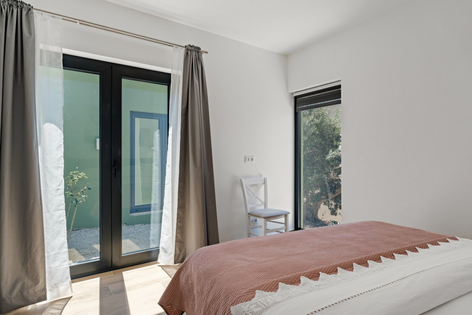 En-suite bedroom NO3 with queen size bed 160m x 200m, A/C