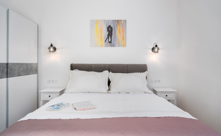 En-suite bedroom NO4 with queen size bed 160m x 200m, A/C