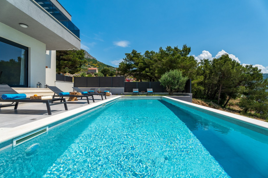 4 bedroom villa with 44sqm private pool, Billiards, Table tennis, PS5, views of the town Split and Adriatic Sea