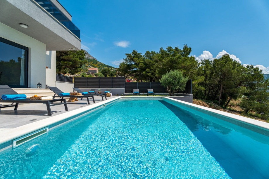 4 bedroom villa with 44sqm private pool, Billiards, Table tennis, PS5, views of the town Split and Adriatic Sea