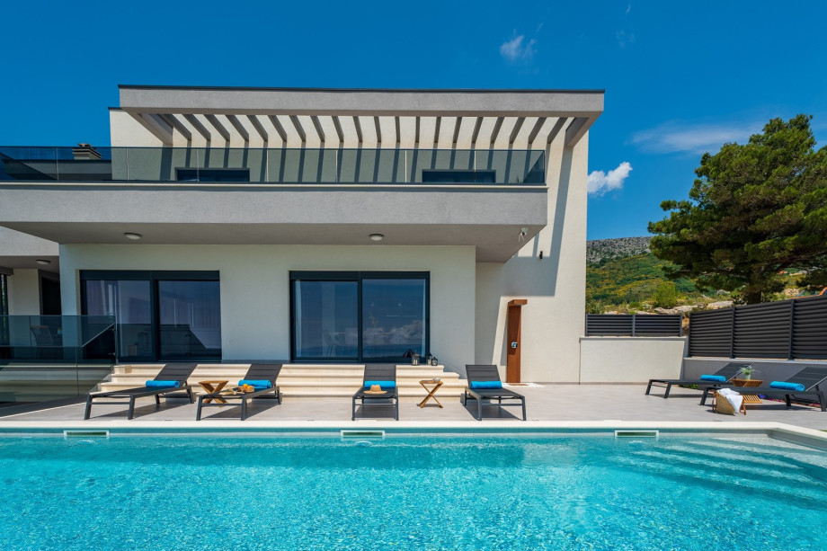 4 bedroom villa with 44sqm private pool, Billiards, Table tennis, PS5, views of the town Split and Adriatic Sea