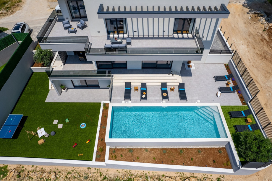 4 bedroom villa with 44sqm private pool, Billiards, Table tennis, PS5, views of the town Split and Adriatic Sea