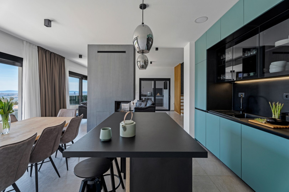 a fully equipped kitchen with all the amenities you need, a kitchen island and a dining table