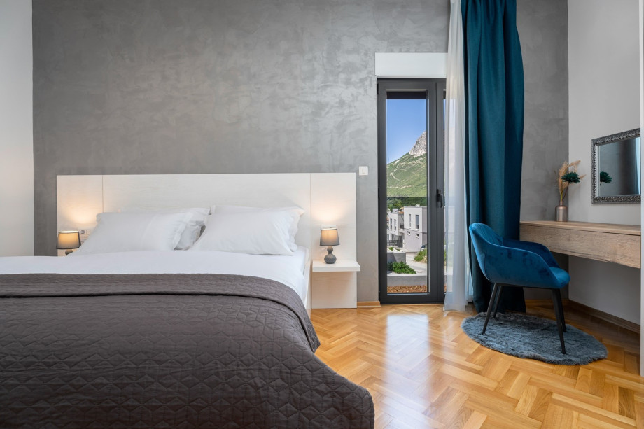 Bedroom NO1 (13,5sqm) with a king size bed 180cm x 200cm, a TV, A/C