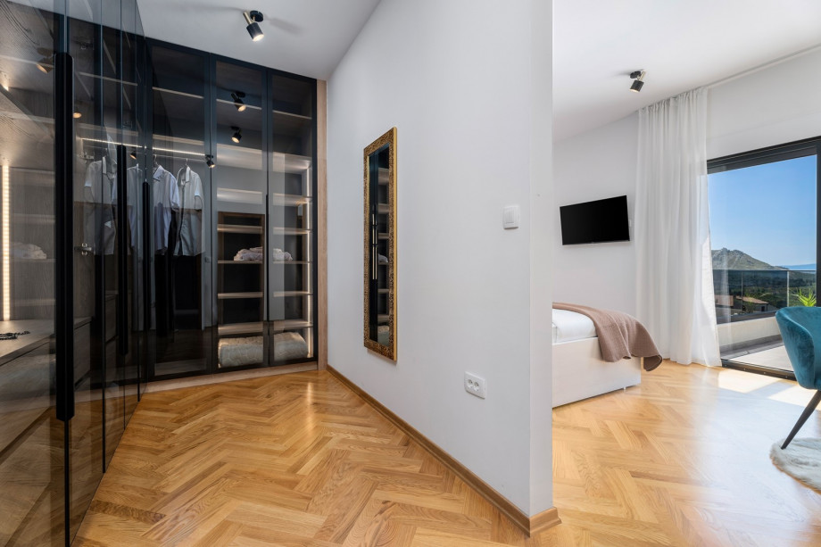 Bedroom NO2 (24,75sqm) with a king size bed 180cm x 200cm, a TV, A/C, en-suite Bathroom
