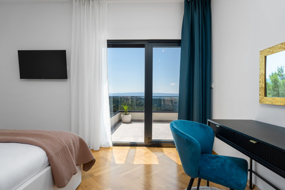 Bedroom NO2 (24,75sqm) with a king size bed 180cm x 200cm, a TV, Air-condition, en-suite Bathroom