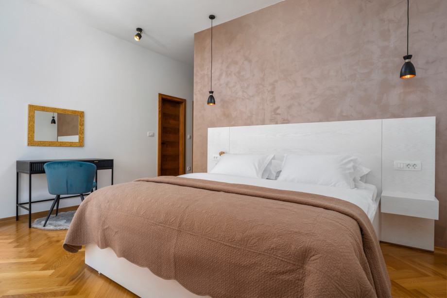 Bedroom NO2 (24,75sqm) with a king size bed 180cm x 200cm, a TV, Air-condition, en-suite Bathroom