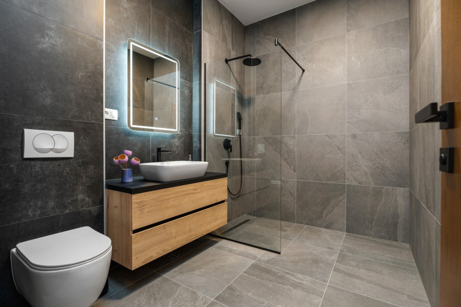 en-suite Bathroom (5,6sqm) with a shower in bedroom NO2