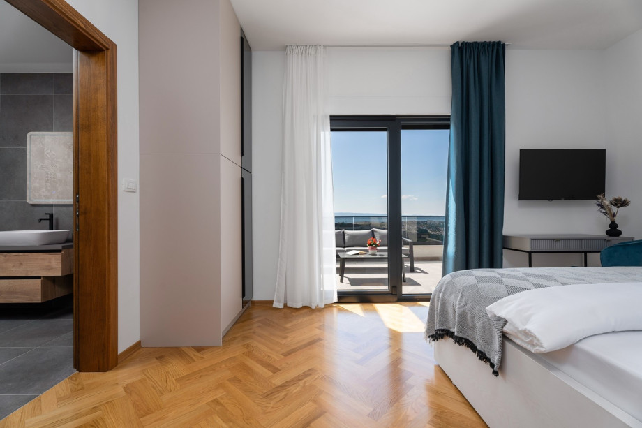 Bedroom NO3 (17,67sqm) with a king size bed 180cm x 200cm, a TV, air-condition, en-suite Bathroom