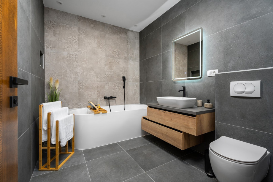 en-suite Bathroom (6,4sqm) with a bathtub in bedroom NO3