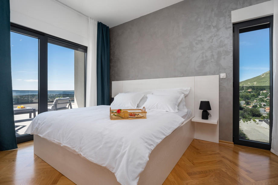 Bedroom NO3 (17,67sqm) with a king size bed 180cm x 200cm, a TV, air-condition, en-suite Bathroom