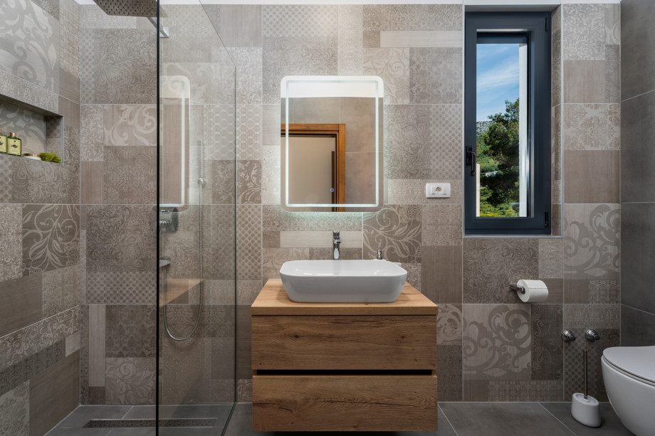 en-suite Bathroom (6,4sqm) with a shower in bedroom NO4