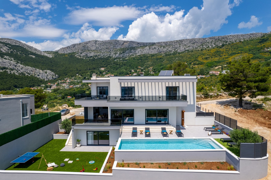 4 bedroom villa with 44sqm private pool, Billiards, Table tennis, PS5, views of the town Split and Adriatic Sea