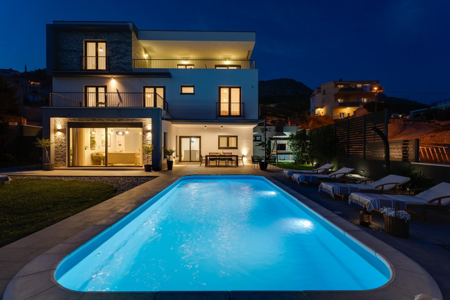 NEUE Villa Judita mit Meerblick, 26 m2 großem Pool, 5 Schlafzimmern und Spielzimmer