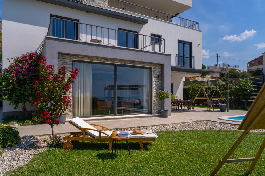 Liegt 8 km von Split entfernt, bietet 5 Schlafzimmer, 5 Badezimmer, ein Spielzimmer mit PS5, einen privaten Pool, einen stilvollen Wohnbereich, 6 km vom nächsten Strand entfernt und bietet Platz für 10 Personen