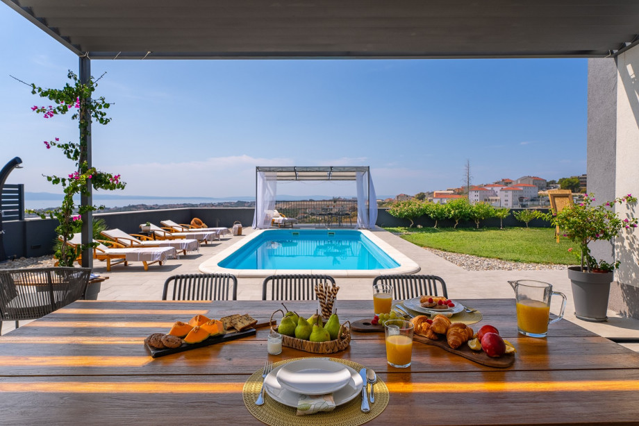 Großes Sonnendeck mit zehn Sonnenliegen und atemberaubendem Blick auf das Meer aus jedem Blickwinkel.