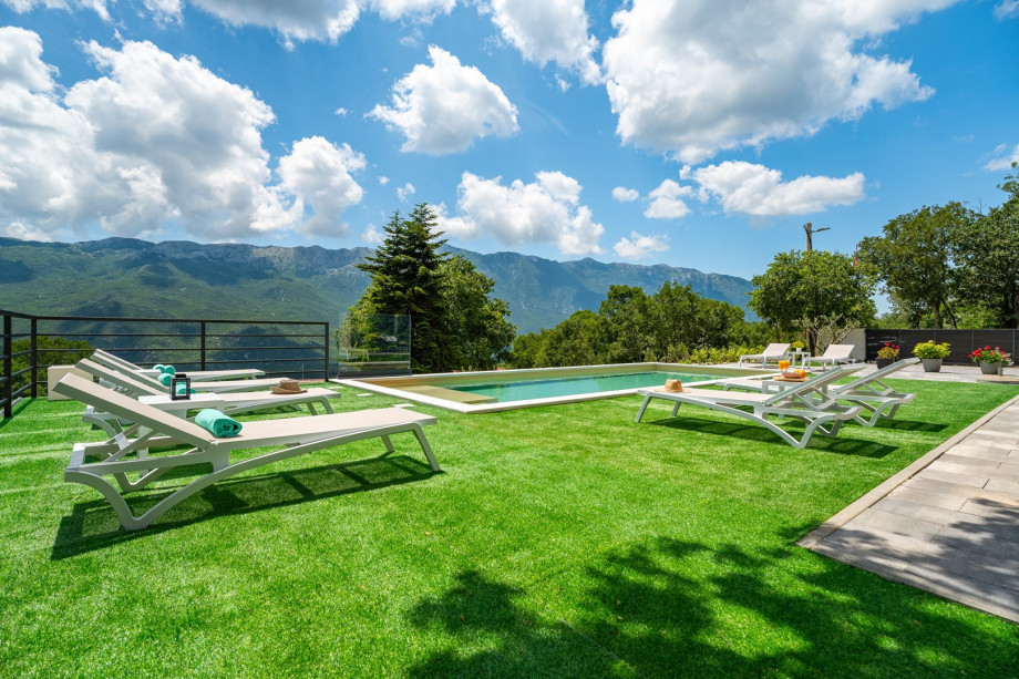 Villa Rose liegt in Zagvozd, in einem sehr ruhigen und unberührten Teil des Dorfes, mit Blick auf das Tal und den Berg Biokovo