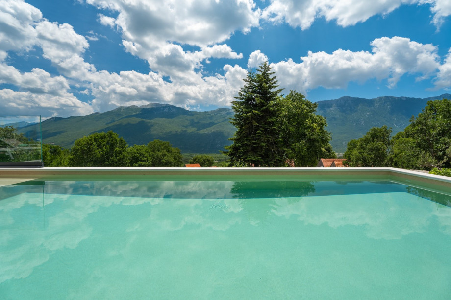 Villa Rose has located 2,2km from highway exit Zagvozd and that makes everything very convenient to reach