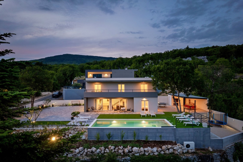 Carefully placed lighting completes the perfect experience of Dalmatian summer evenings