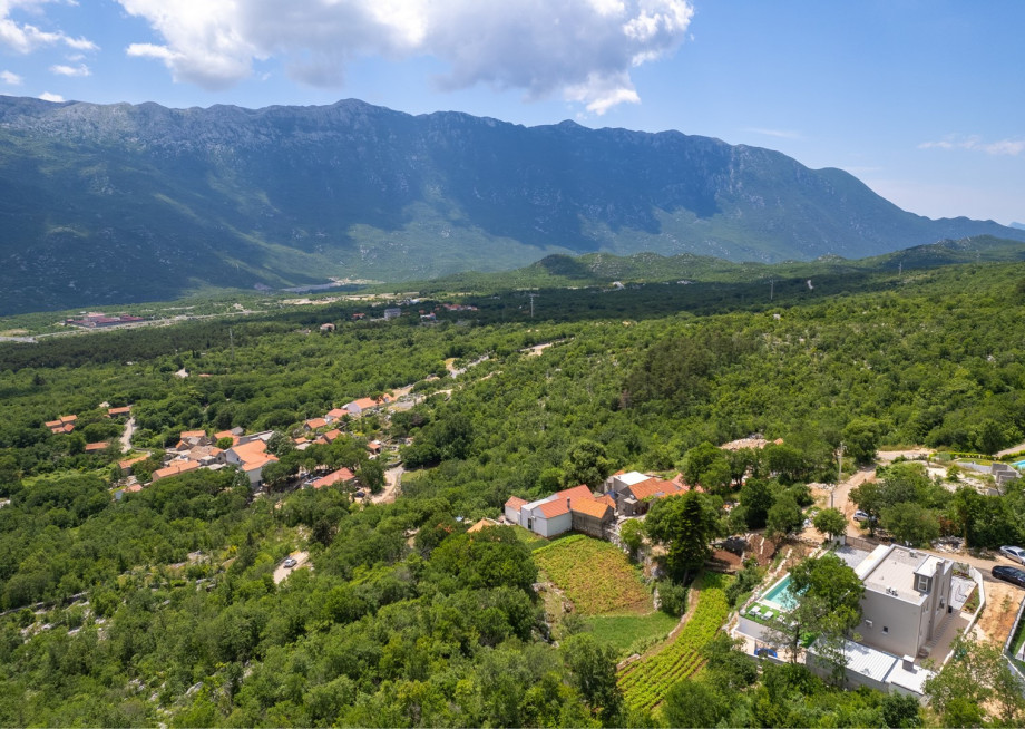 Amazing and open landscape views of the natural surroundings and Biokovo mountain