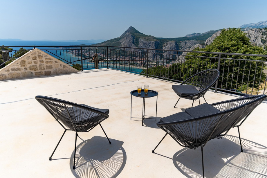 Villa The King offers modern and comfortable accommodation for max 8 persons in 4 bedrooms which is ideal for a family