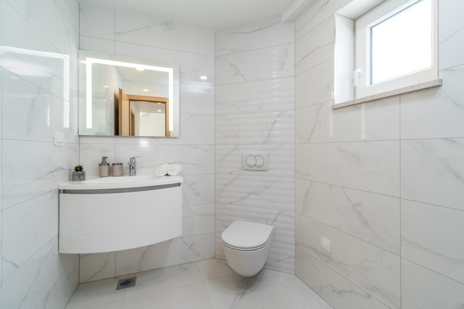 A Family Bathroom with a shower is on the ground floor