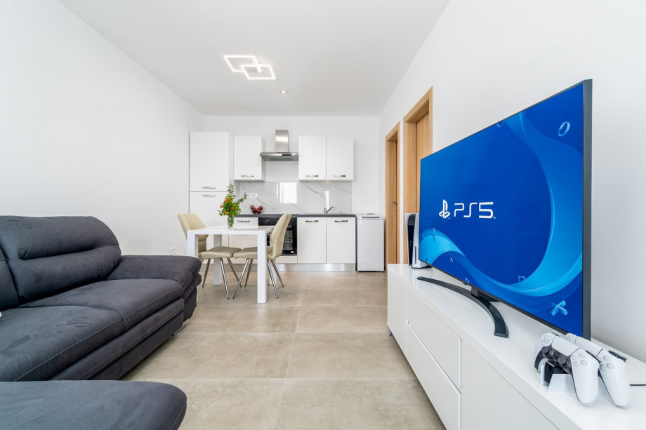 The LOWER GROUND floor offers a separate apartment that is located above the parking lot