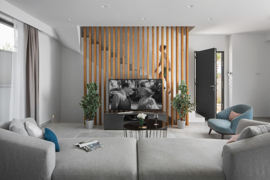 It includes comfortable sofas, a TV, free WiFi