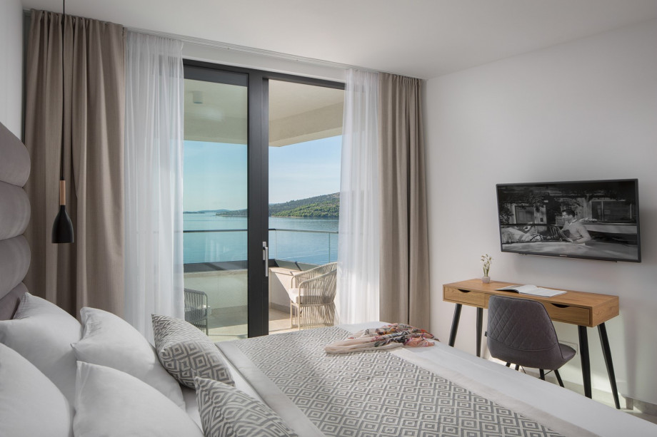 Bedroom NO2 (16sqm) with a super king bed 200cm x 210cm ,air-conditioning