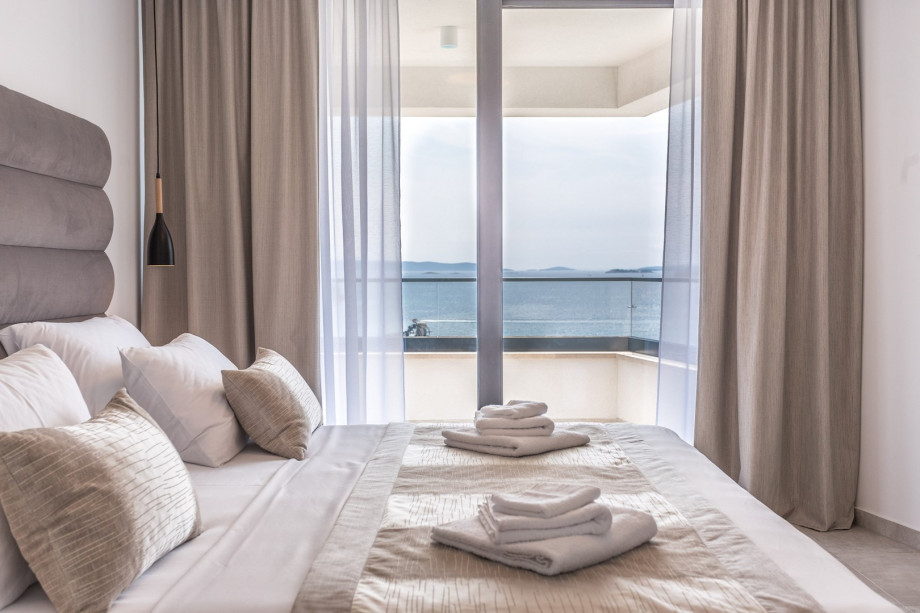 Bedroom NO3 (15sqm) with a super king size bed 2x2.10m, air-conditioning