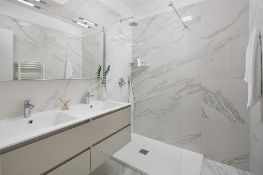 An en-suite bathroom with a shower (5,5 sq m)sink, and a toilet