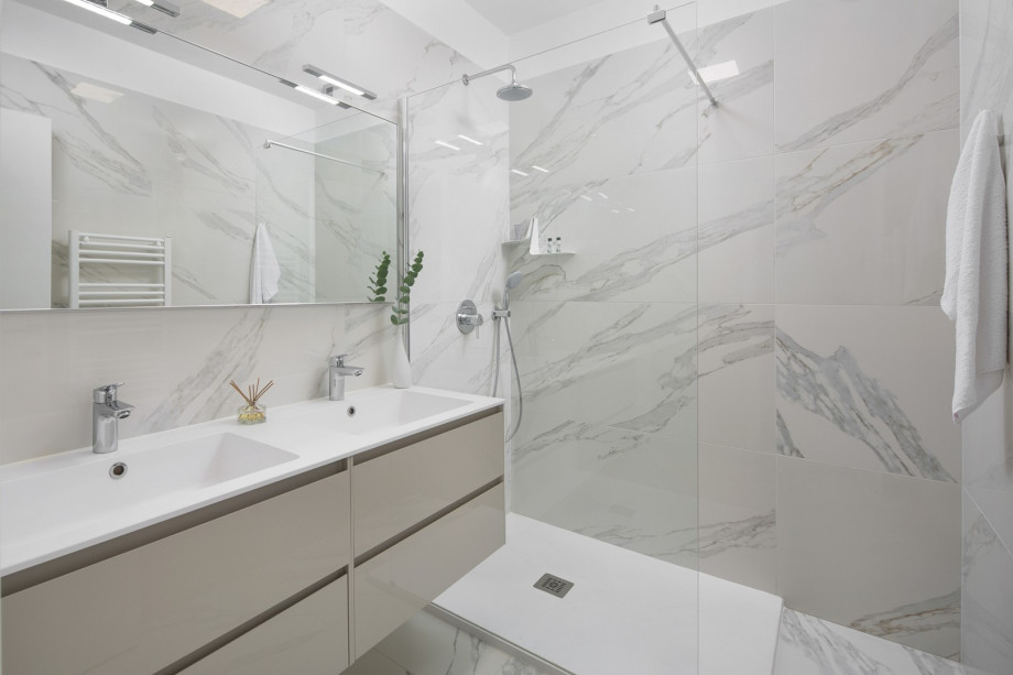 An en-suite bathroom with a shower (5,5 sq m)sink, and a toilet