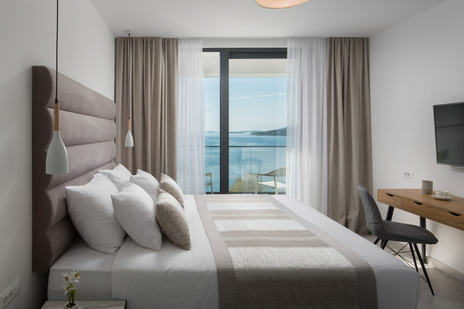 Bedroom NO4 (15sqm) with a super king size bed 2x2,10m