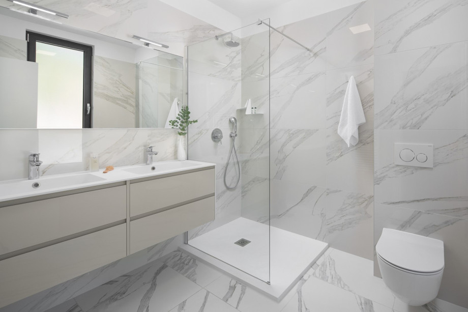 An en-suite bathroom with a shower (5,5 sq m)