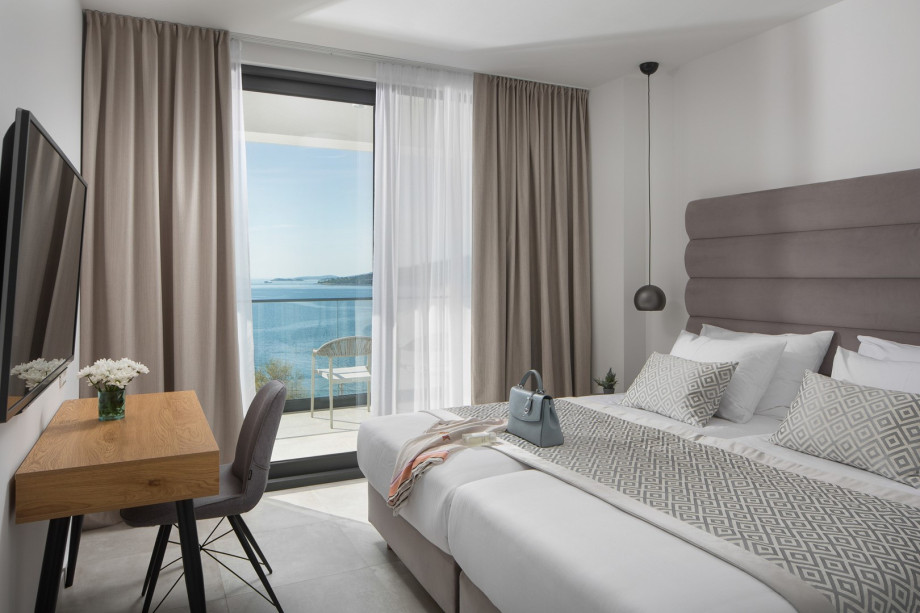 Bedroom NO5 (15,5sqm) with a super king bed 200cm x 210cm ,air conditioning