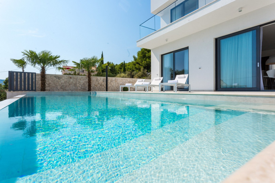 It is equipped with a private pool of 38m2, overlooking the sea