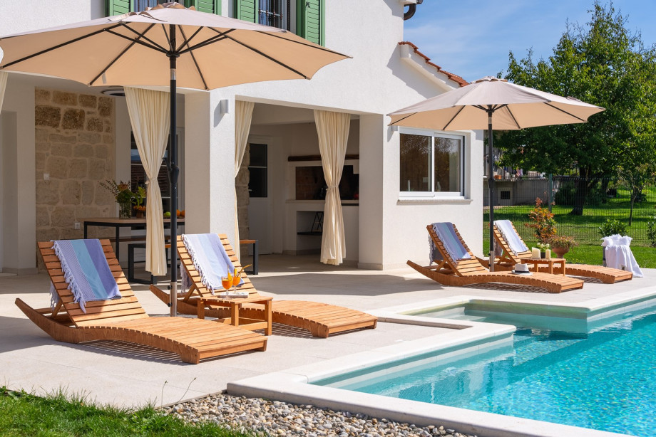 Der Außenbereich bietet einen privaten Swimmingpool (4 m x 7 m), eine Sonnenterrasse mit 6 Liegestühlen und Sonnenschirmen,
