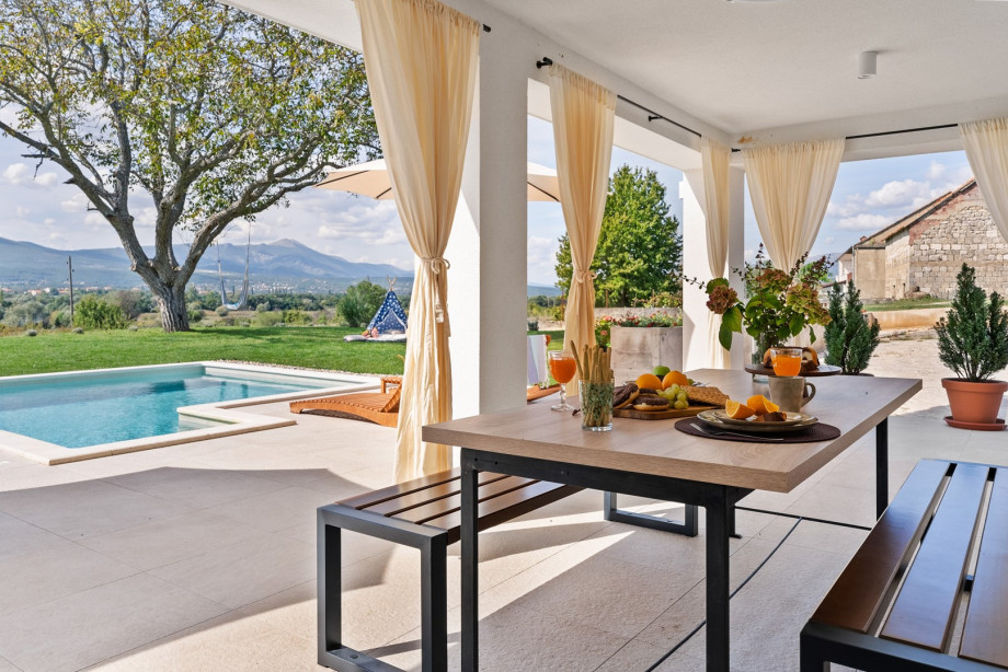 Covered dining area, with magnificent views of the mountains, forests, and the Cetina river