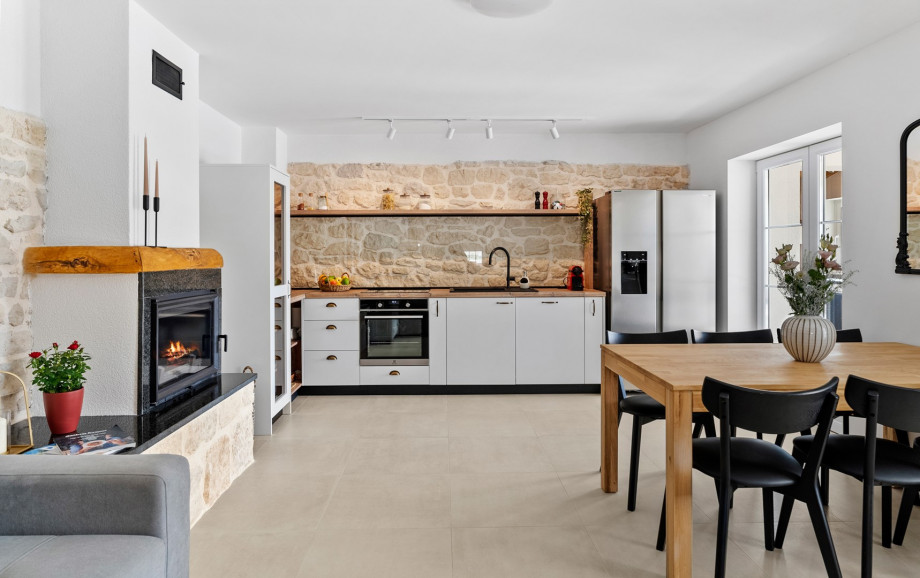 A fully equipped kitchen with all you need for a very comfortable stay (a Nespresso capsule , microwave, oven,.)