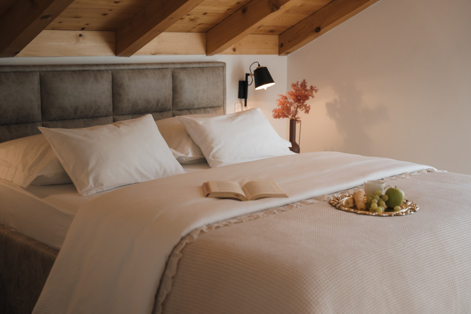 Bedroom NO1 has a queen-size bed measuring 160x200 cm