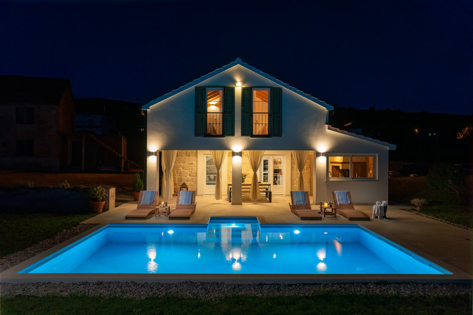 This is a nice place to stay in with a quiet environment but still close to all